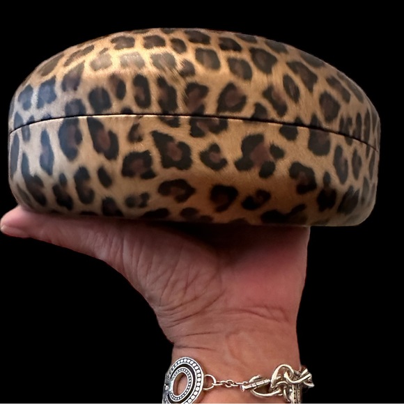 Guess Hard Clamshell Leopard Print Sunglasses Case - Picture 2 of 3